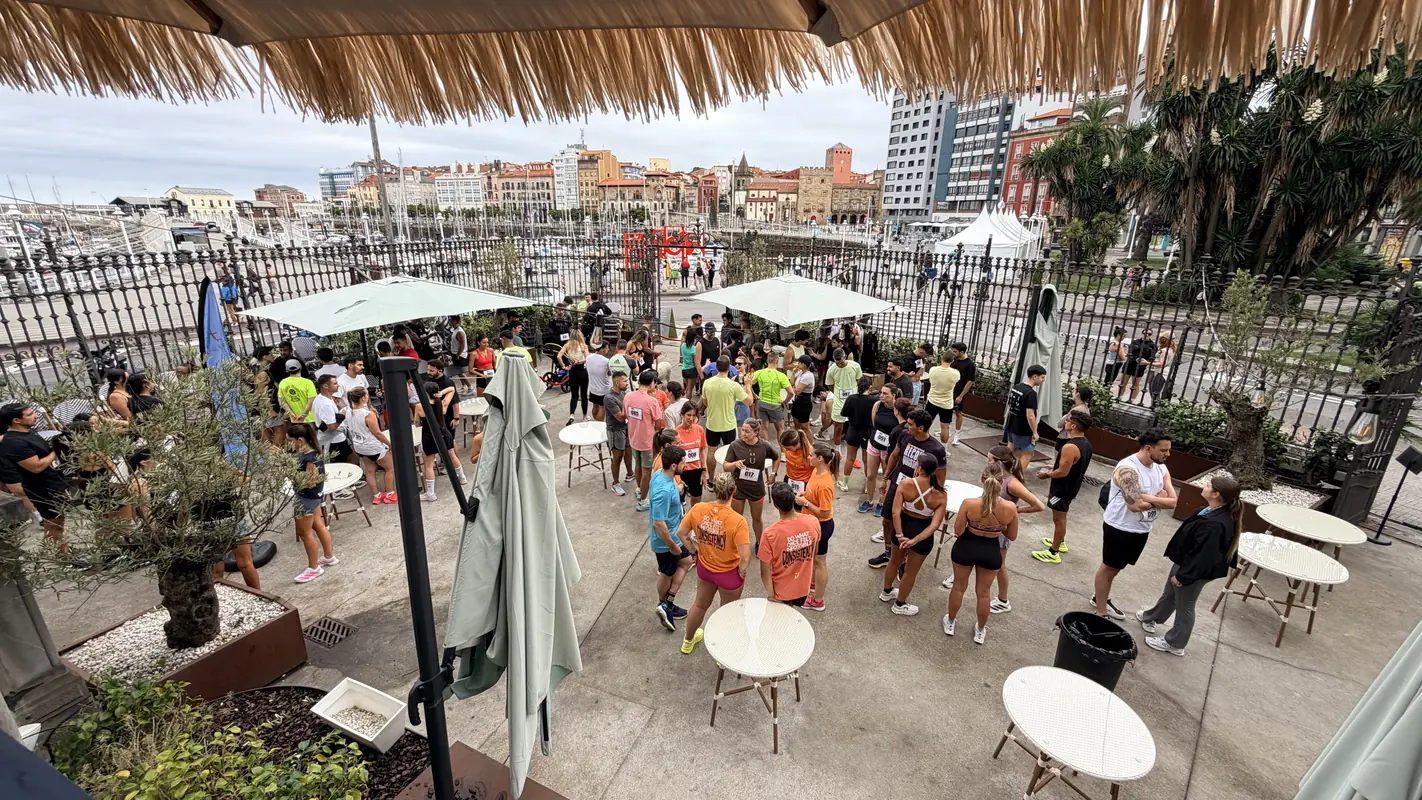 La terraza llena vista desde arriba después del chapter 04