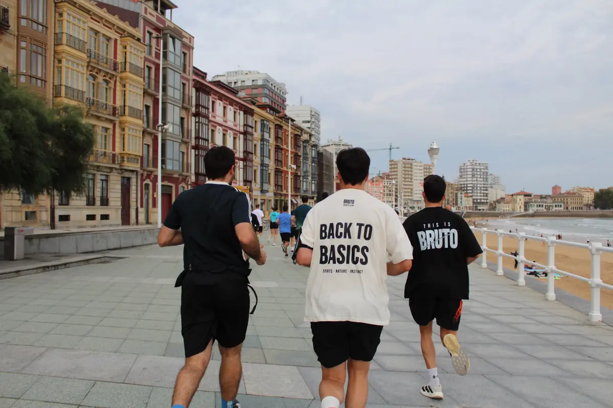Corriendo de espaldas con la camiseta Back to basics en el chapter 05