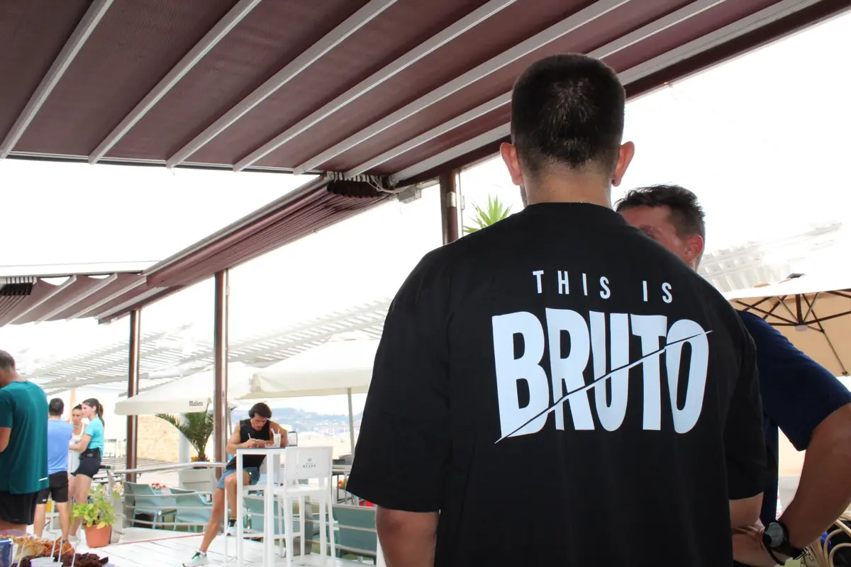 Camiseta This is BRUTO de espaldas en el chapter 05
