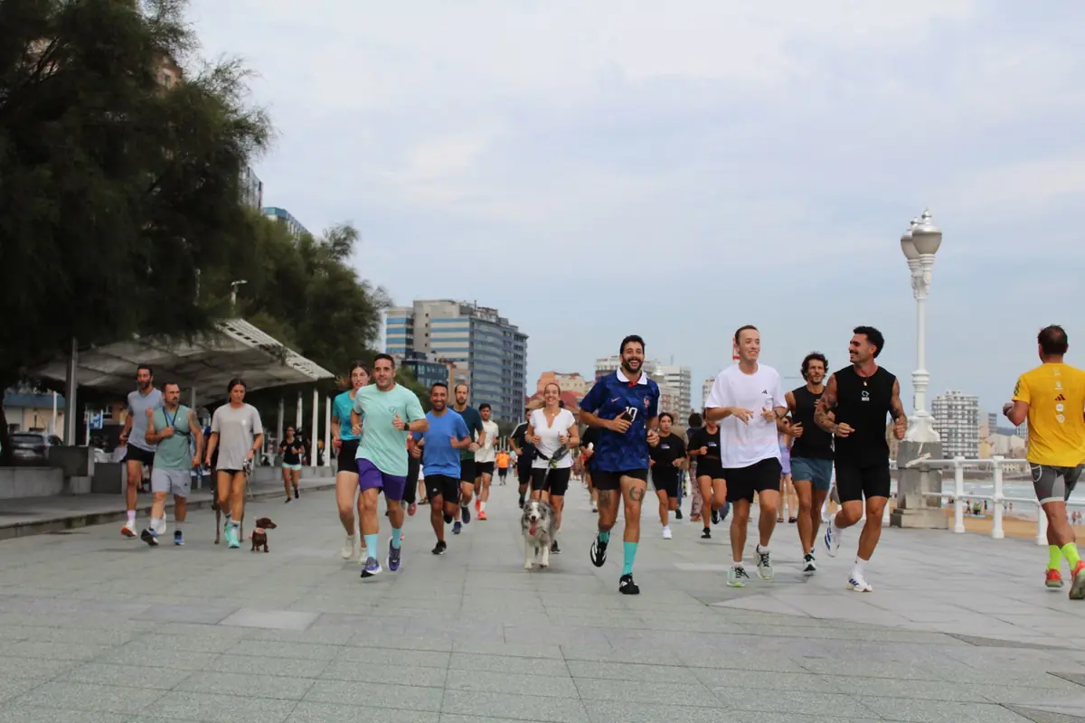 El grupo del chapter 05 corriendo de frente por el Muro