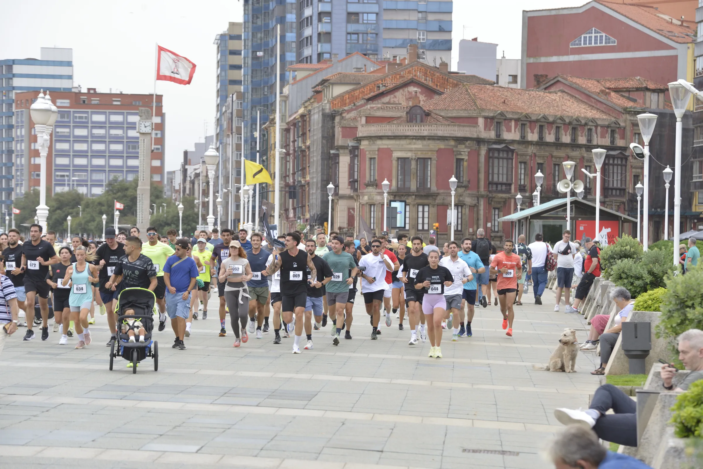 Decenas de corredores del Social Run BRUTO por el Muro de Gijón